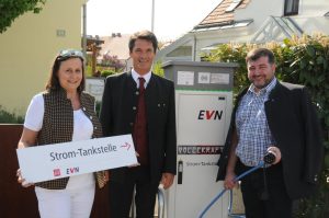 Parkplatz Weingut Rosenberger, 3 Personen bei E-Tankstelle