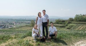 Familie Rosenberger am Rohrendorfer Berg in den Weingärten mit Blick in den Ort